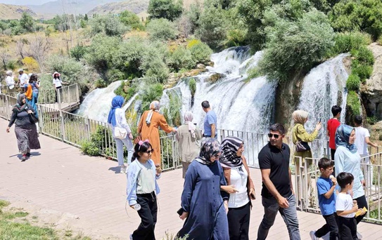 Muradiye Şelalesi'nde Ziyaretçi Akını