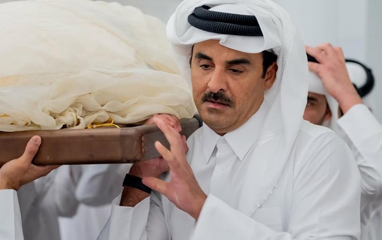 Katar Eski Emiri Şeyh Hamad Bin Halife Al Sani son yolculuğuna uğurlandı, tabutunu oğlu omuzladı