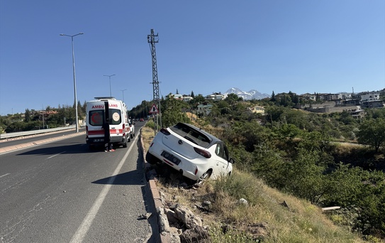 Kayseri'de Kontrolden Çıkan Araç Askıda Kaldı