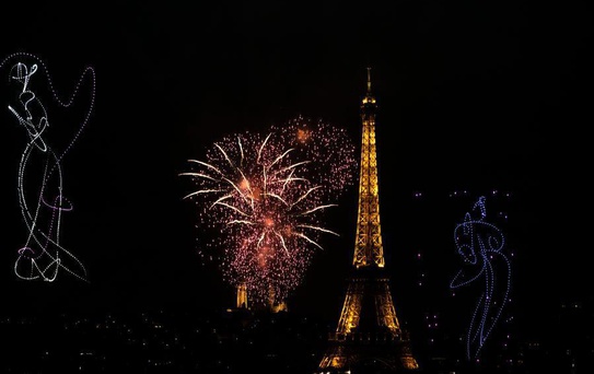 Bastille Günü'nde Paris'te Havai Fişek Şovu