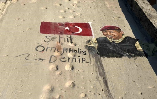 Gazze'de Filistinli sanatçılardan Ömer Halisdemir duvar resmi