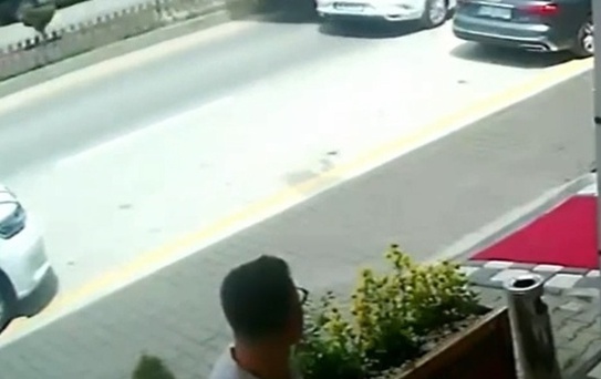 Bolu'da park halindeki araca kamyonet çarptı