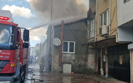 Manisa'da Yangın: 3 Ev Küle Döndü