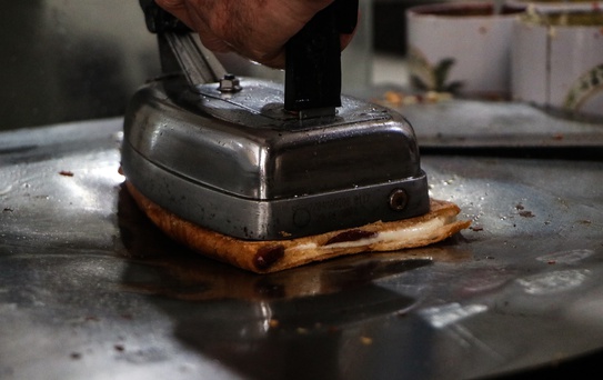 50 Yıldır Aynı Ütüyle Tost Yapıyor