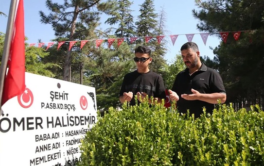 Ömer Halisdemir'in kabrine ziyaretçi akını: Oğluma onun adını verdim