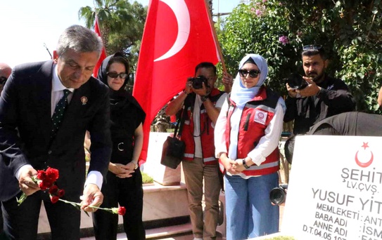 Antalya'da 15 Temmuz şehidi kabri başında anıldı
