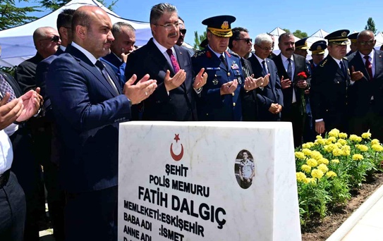 Vali Yılmaz, Şehit Polis Fatih Dalgıç'ı Kabri Başında Andı