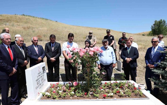 Erzincan Valisi 15 Temmuz şehidini kabrinde andı
