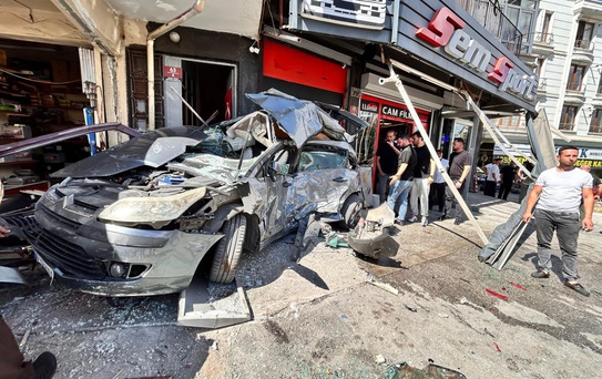 Ankara'da korkunç kaza! EGO otobüsü iş yerine daldı, çok sayıda yaralı var