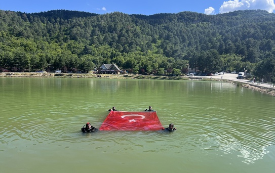 Çorum İHH'dan 15 Temmuz'da Yeşil Göl'de bayraklı dalış