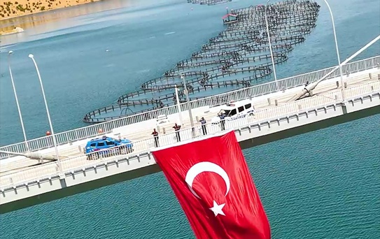 Ağın'da şehit köprüsünde 15 Temmuz için dev Türk bayrağı