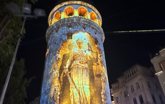 Galata Kulesi'nde 15 Temmuz mapping gösterisi
