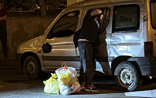 Kayseri'de Kaza: 3 Yaralı, Sürücü Malzeme Topladı