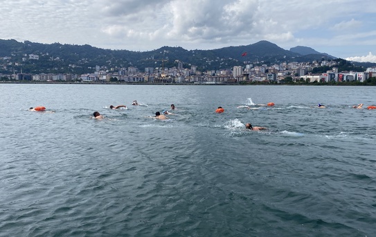 Rize'de 15 Temmuz anısına 4 km yüzüldü