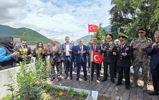15 Temmuz anma programları 5 ilde şehitliklerde yapıldı