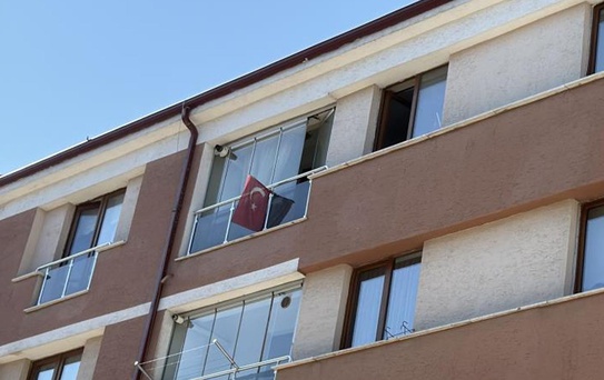 Sıcakta binaya yayılan koku korkunç gerçeği ortaya çıkardı