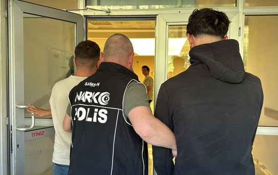 Kucağındaki 7 aylık bebeği bile kullandı! Çantasından çıkan şoke etti