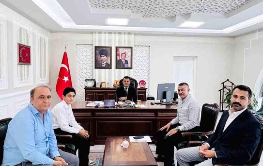Ağrı LGS Birincisi Kaymakamdan Ödül Aldı