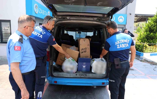 Mersin'de zincir markette 135 tarihi geçmiş ürün ele geçirildi