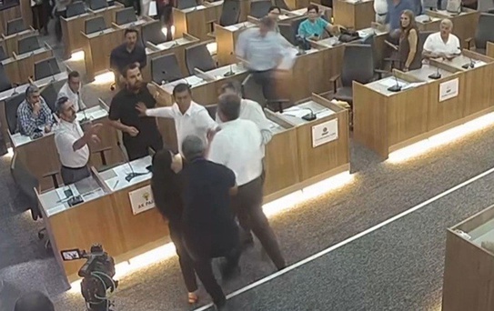CHP'li belediye başkanı AK Partili meclis üyesinin üzerine yürüdü