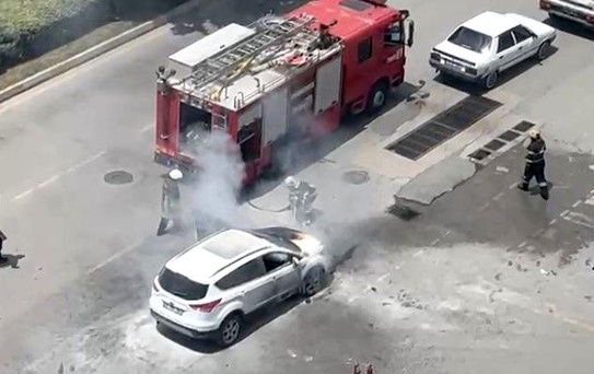 Çorum'da cipte çıkan yangını vatandaşlar ve polis söndürdü