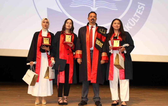 Erciyes Üniversitesi'nde Mezuniyet Coşkusu