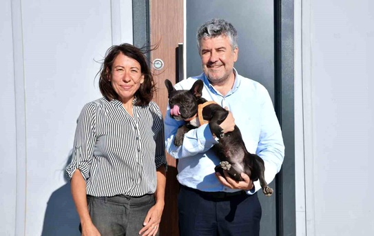 Şiddet gören köpeği Başkan Mesut Akbıyık sahiplendi