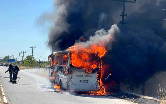 Antalya'da yolcu midibüsü alev alev yandı, sürücü yolcuları tahliye etti