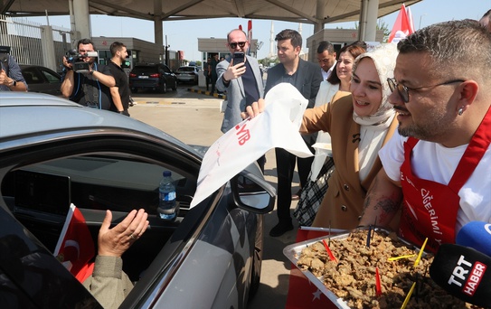 Bakan Göktaş, Kapıkule'de gurbetçileri karşıladı