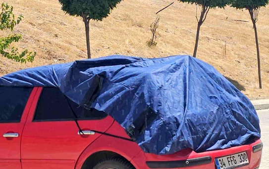Elazığ'da Araçlar Güneşten Korunuyor