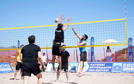 Erciyes'te 2 bin 200 metrede plaj voleybolu heyecanı yaşandı