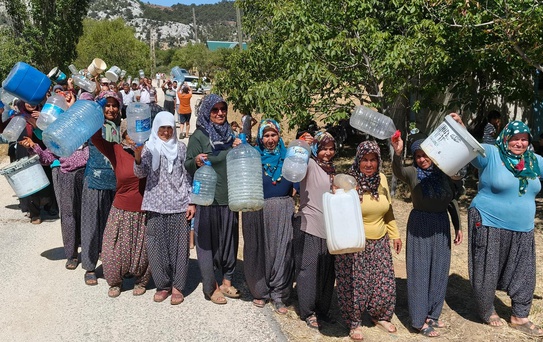Susuzluktan kırılan Mersin’in Silifke ilçesinde vatandaşlar ellerinde bidonlarla eylem yaptı
