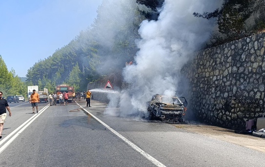 Alanya’dan dönen ailenin otomobili alev alev yandı