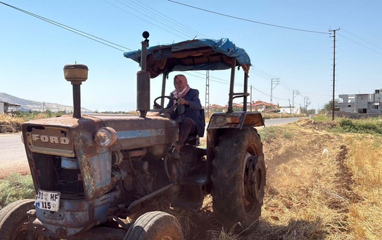 50 Yıldır Aynı Traktörü Kullanan Çiftçi