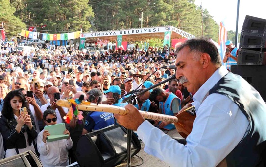 Şenkaya'da Bal Festivali'nde rekor katılım: 20 bin kişi Şirankes'te buluştu