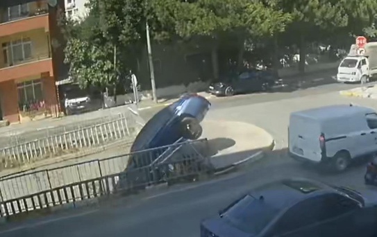 Pendik'te otomobil dereye düştü; kaza kamerada