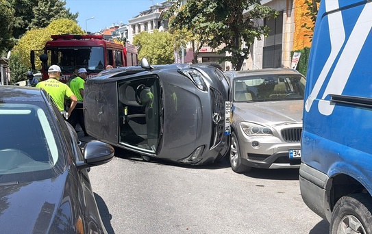 Bakırköy'de Otomobil Yan Yattı
