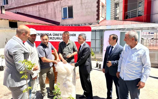 Pazaryolu'nda Üreticilere Fidan ve Naylon Desteği