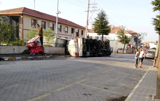 Balya'da akaryakıt dolu tanker devrildi