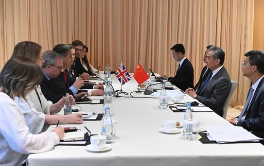 Çin ve İngiltere Dışişleri Bakanları Manila'da Görüştü