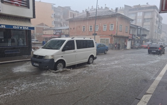 Havza'da sağanak ve rüzgar hayatı olumsuz etkiledi