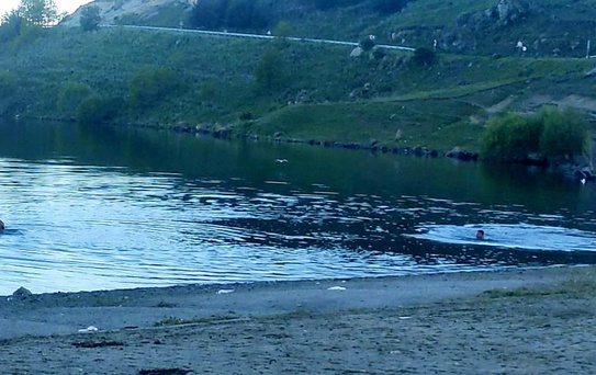 Gençler Çıldır Gölü'nde serinliyor