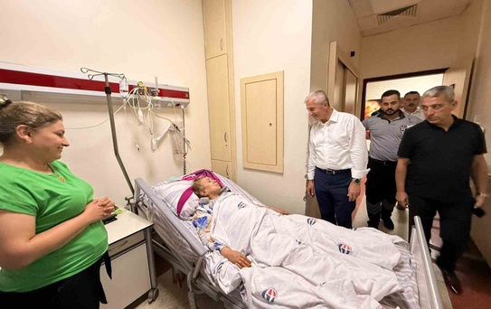Tahmazoğlu’ndan hastalara moral, sağlık çalışanlarına destek ziyareti