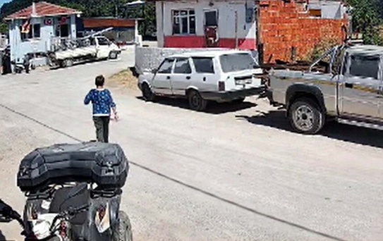 Yere düşen Atatürk portresini öpüp kaldırdı; o anlar kamerada