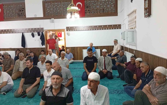 Bu cami yatsı namazlarında dolup taşıyor