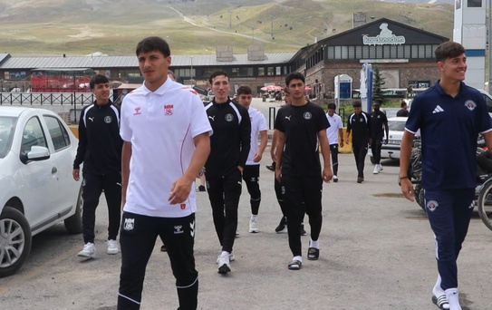 Futbolcular Cami'de Buluştu