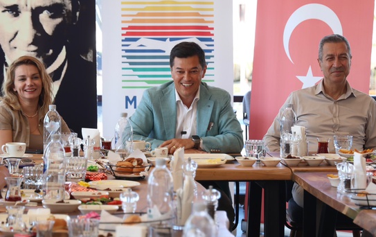 Marmaris Belediye Başkanı Ünlü, kentte görev yapan basın mensuplarıyla buluştu