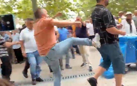 Özgür Özel'in cuma çıkışında ortalık karıştı! Sarıgül araya girince arbede çıktı