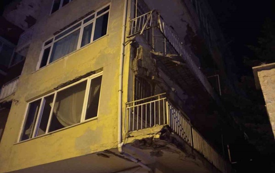 Üsküdar’da dört katlı binanın balkonu çöktü