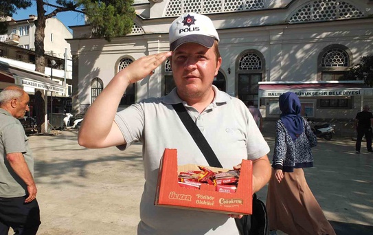 Seyyar Satıcı Mustafa'nın Polis Şapkası İlgi Çekiyor
